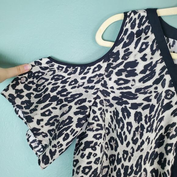 Chico's Leopard Lace-Up Cold Shoulder V-Neck Tunic Size 2 - Picture 4 of 8